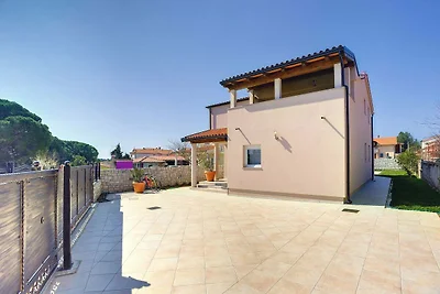 Moderne Villa mit privatem Pool in Strandnähe