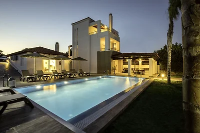 Geräumige Villa mit eigenem Pool in Gennadi