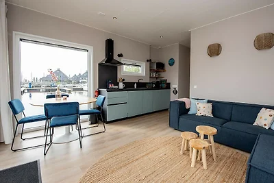 Modernes Hausboot mit Blick auf den See