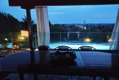 Traditionelles Anwesen mit Pool & Garten