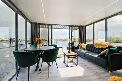 Casa galleggiante nel porto turistico