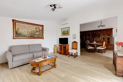 Freistehende Villa mit Garten und Klimaanlage