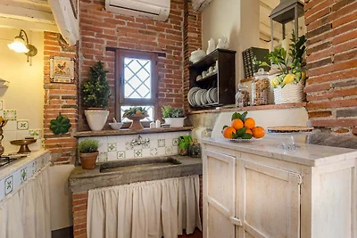 Charmantes Ferienhaus in Uzzano mit Garten