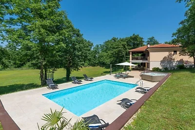 Villa in Juršići mit Schwimmbecken