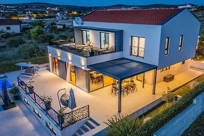 Moderne Villa mit privatem Pool