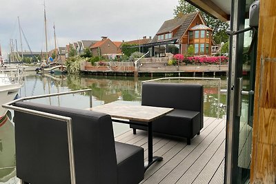 Modernes Hausboot in Monnickendam mit Steg