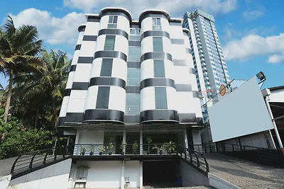 Super Townhouse Malabar Illam