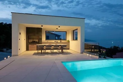 Villa in Ravni mit Schwimmbecken