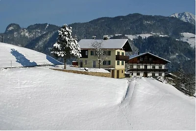 Chalet in Tirol met Sauna en Skibanen