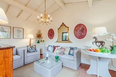 Villa a Lucca con Piscina e Vista Campagna