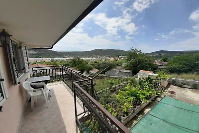 Cozy Apartments with Private Balcony Vinisce ...