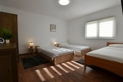 Warm and Welcoming Apartment with Balcony - T...