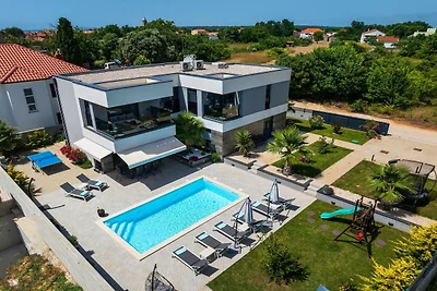 Villa di lusso con piscina e terrazza