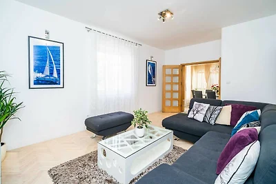 Holiday Home King - Four Bedroom House with...