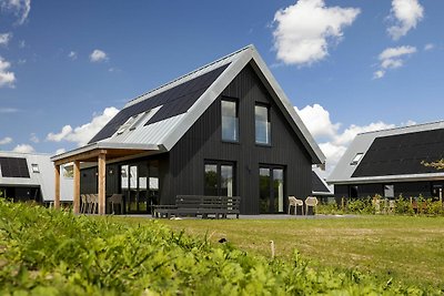 Schöne Villa am Wasser in Friesland