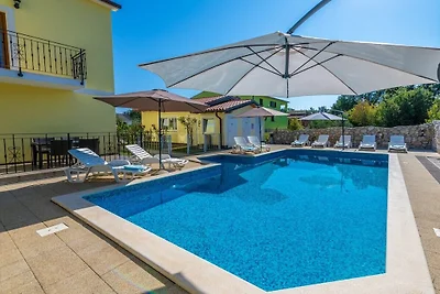 Apartamento vacacional en Labin con piscina.