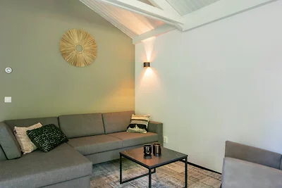 Modernes Chalet mit Klimaanlage in einem Feri...