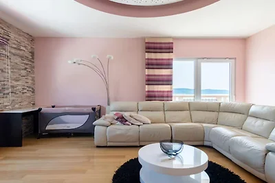 Six Bedroom Villa with Outdoor Pool, Sauna an...