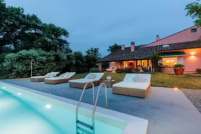 Geräumige Villa mit 6 Schlafzimmern und Pool
