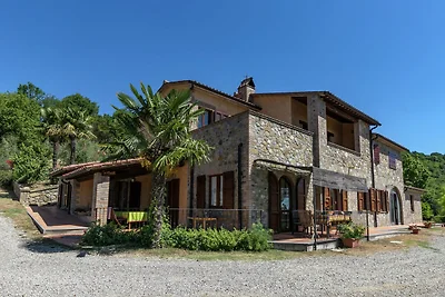 Spazioso agriturismo con piscina a Ficulle