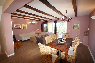 Villa con piscina e giardino recintato