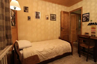 Traditionelles Chalet mit Holzdekor, sehr war...