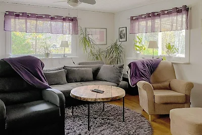 Gemütlicher Rückzugsort im Wald mit Whirlpool