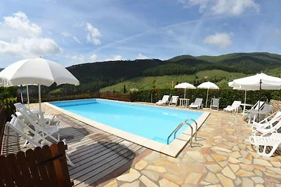 Bellissima villa in pietra sulle colline