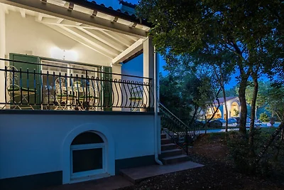 Bella villa con piscina e giardino recintato