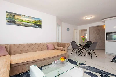 Modern Apartment with Terrace and Private Par...