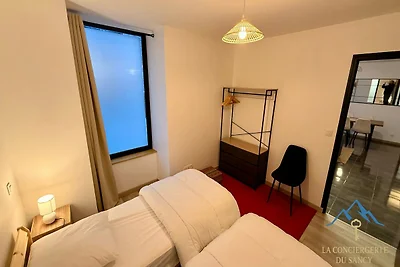 Coin moderne près de l'artère principale