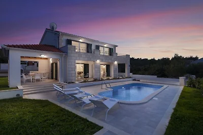 Villa in Milna mit Schwimmbecken