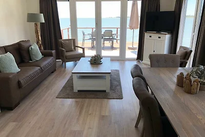 Modern chalet aan het water van het...