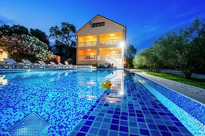 Moderna casa vacanze con piscina a Kakma