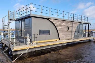 Casa flotante en Anjum con piscina