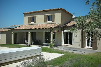 Villa mit Garten und überdachter Terrasse