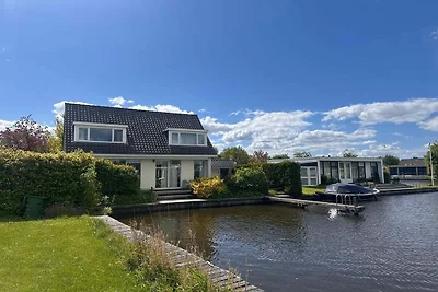 Huis in Boornzwaag met eigen aanlegsteiger