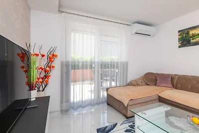 Modern Apartment with Terrace and Private Par...