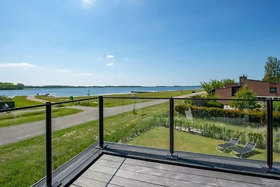 Moderne Villa mit Blick auf den Veere-See