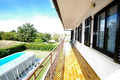 Ruhige Ferienwohnung in Šajini mit Garten