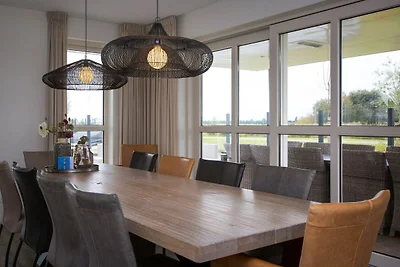 Villa mit Strohdach mit einer Sauna in...