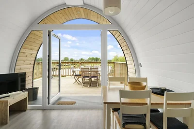 Charming lakeside chalet in Hertford, No...