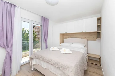 Expansive Retreat with Private Pool & BBQ, Ne...