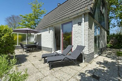 Ferienhaus mit Pool am Meer