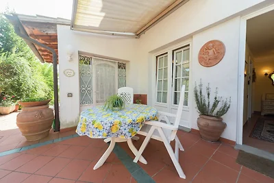 Wohnung in einer Villa mit Pool in der Mitte ...