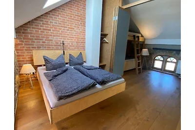 Appartamento su due livelli con camino e...