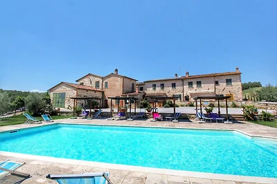 Schönes Bauernhaus in Asciano mit Schwimmbad