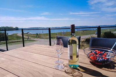 Moderne Villa mit Blick auf den Veere-See