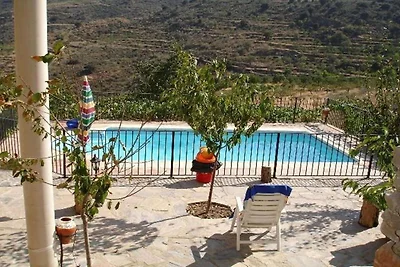 4-persoons vakantiehuis in Laroya met zwembad