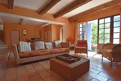 Ampia casa vacanze con piscina a Le Var